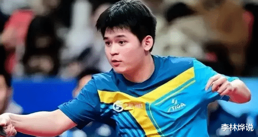 莎管严实锤!王楚钦与2个美女合影,双手高举搭着行李箱,被贴身表情冷漠