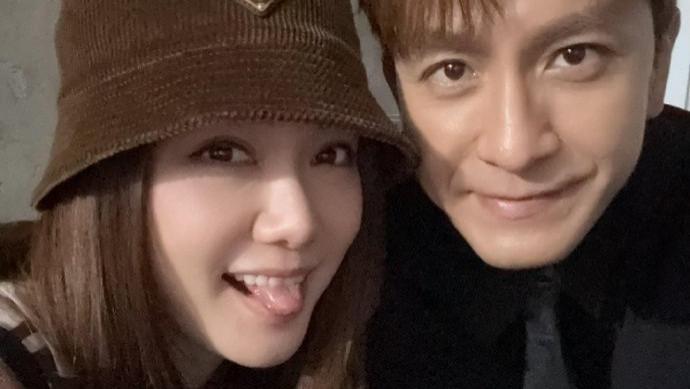 马国明夫妇放闪庆结婚一周年，靓汤吐舌卖萌超可爱，不急“造人”