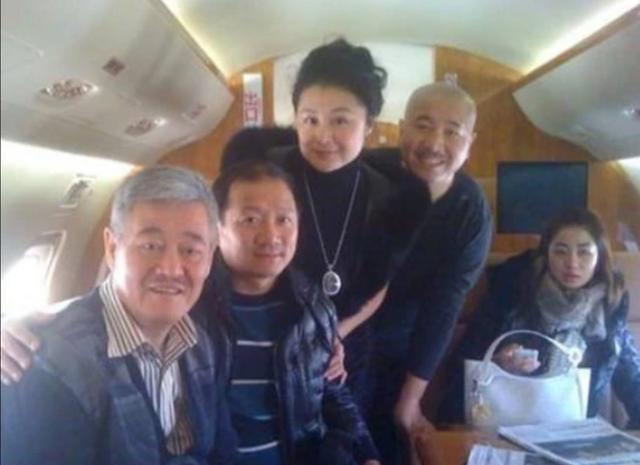 三婚“谢广坤”老来得子,数百位明星赴宴祝福,娇妻现身引人震惊