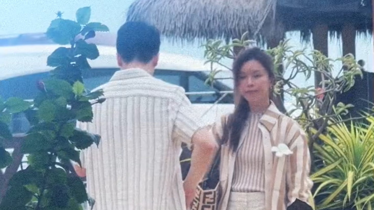 文咏珊携富豪老公出游，穿3.4万预售奢牌真豪横，夫妻相处超甜蜜