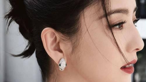 机场偶遇素颜的佟丽娅 本人又黑又瘦小 和电视上反差也太大了吧