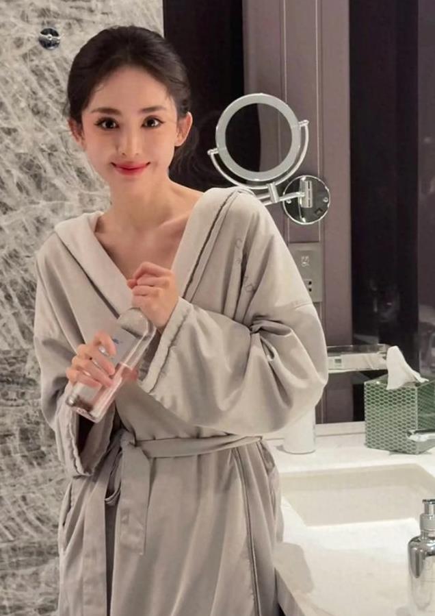 娜扎分享酒店浴袍大片,又纯又欲好心动,难怪张云龙如此痴迷她!