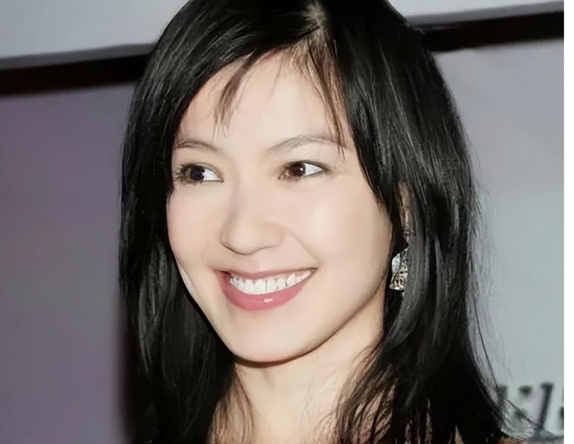 她是娱乐圈“最渣”的女演员，无缝衔接17个男人，49岁仍身材火辣