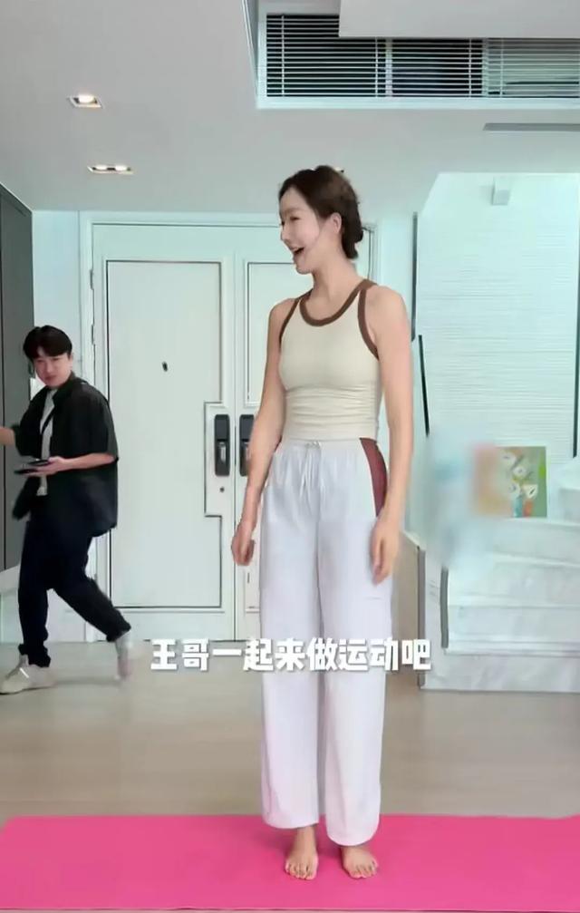 39岁李亚男在家中锻炼,6岁女儿高高瘦瘦,家中客厅宽敞阔气!