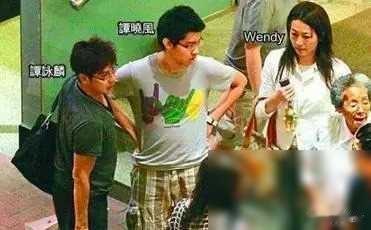 73岁谭咏麟与高挑美女十指紧扣逛街,女方疑是51岁红颜知己朱