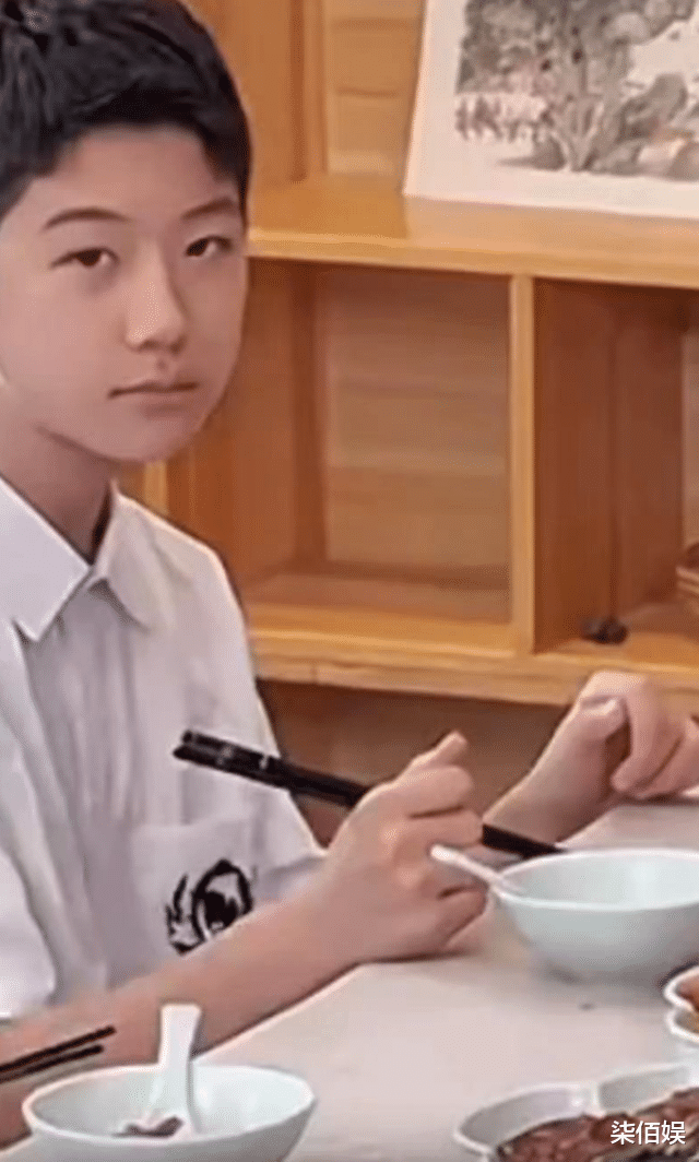 70岁寇振海首晒妻儿,与小24岁李婷生仨娃,次子比出道的哥哥还帅