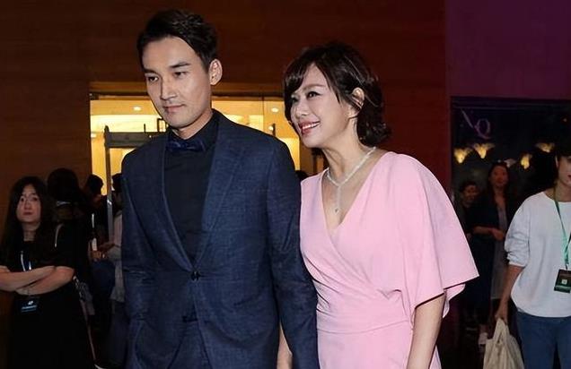 “最惨港星”53岁陈松伶暴瘦到90斤，和小8岁丈夫张铎像两辈人