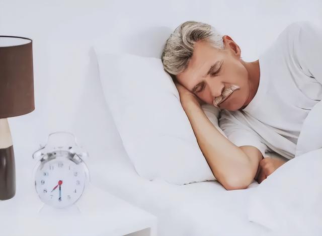睡得少的人，活的越久？忠告：过了60岁，晚上睡觉4个要点放心上