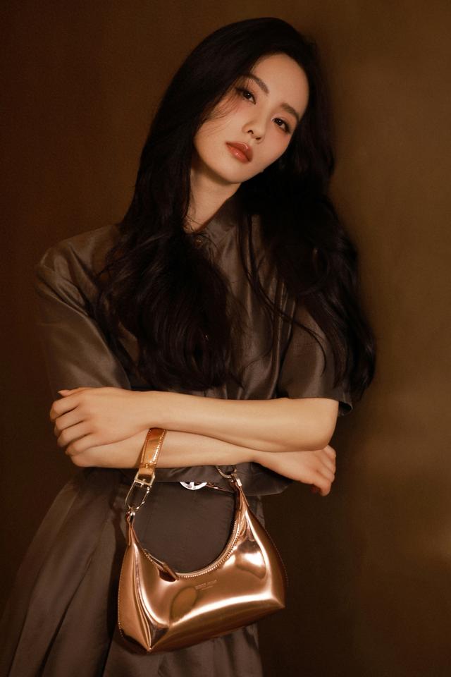 刘诗诗大地色穿搭温婉动人