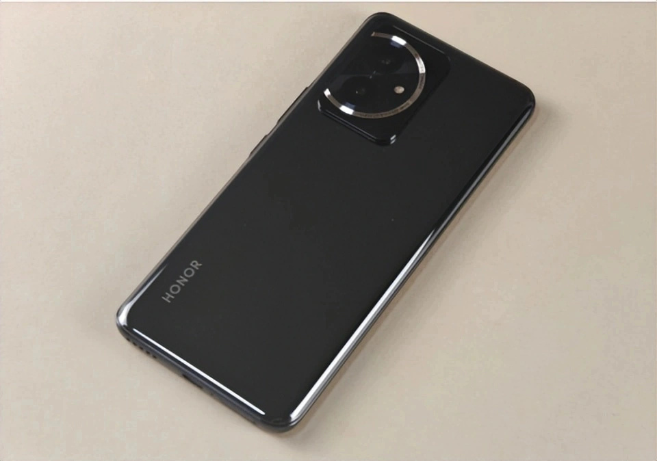 榮耀徹底“攤牌了”，護眼屏手機跌至1899元，12GB+256GB+100W