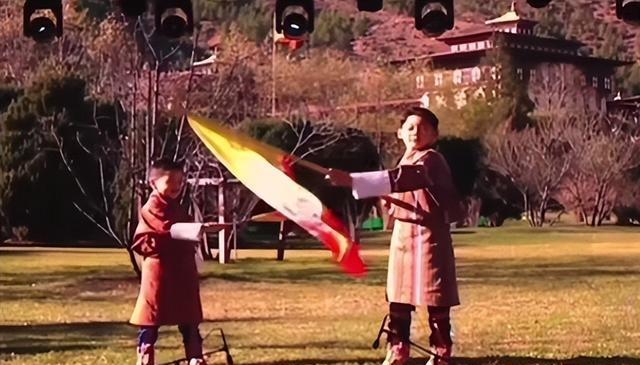 不丹王后抱女儿亮相国庆，1岁小公主霸气指挥俩王子，气场如女王