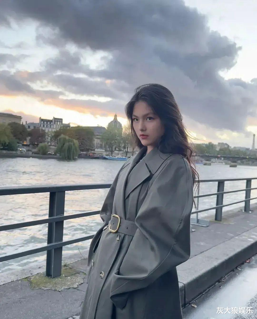 李湘身材快爆开了！王诗龄亮相巴黎晚宴，跟辛芷蕾合影稳居C位