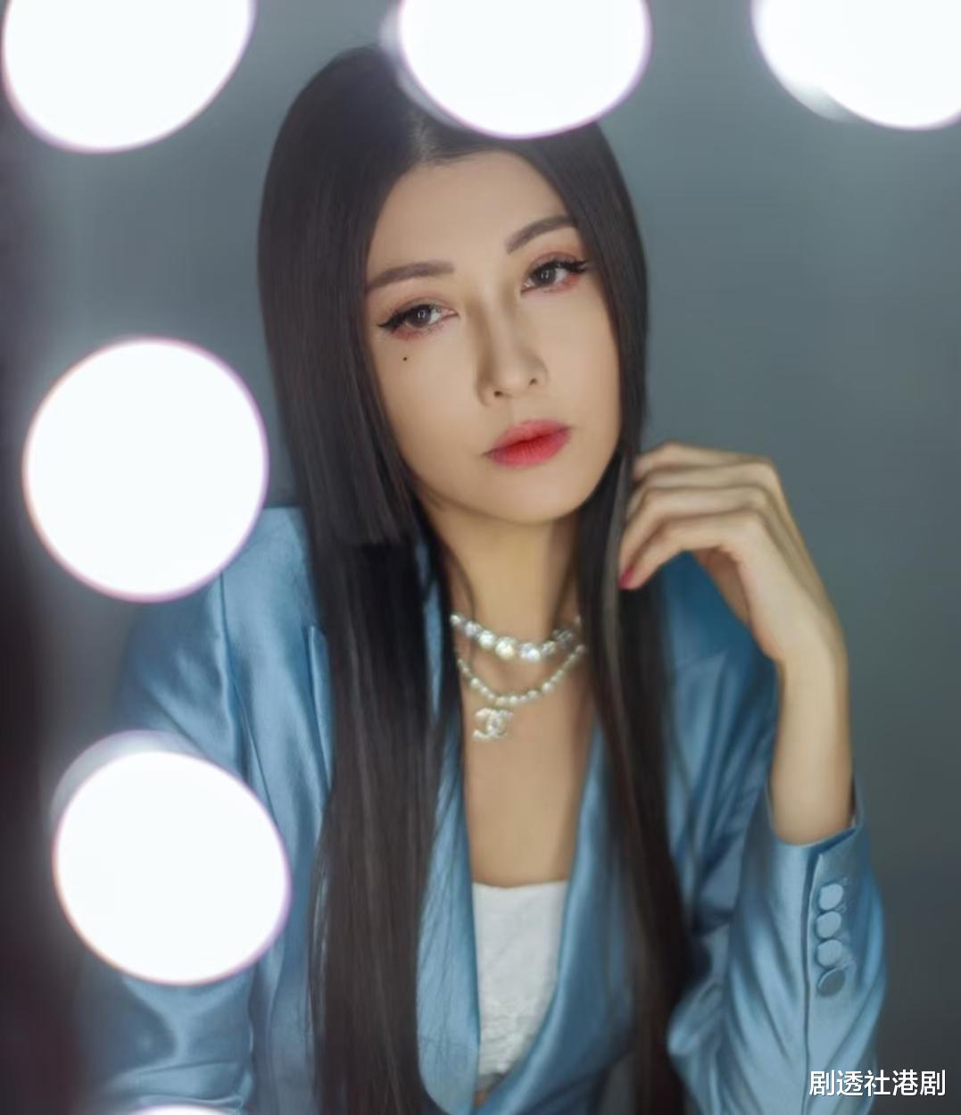 开心!41岁李彩桦酒吧狂欢被靓仔请喝酒,离婚后自认只想谈小鲜肉