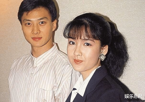 57岁周慧敏现身马路中心,行动不便要人搀扶,沿途无路人围观