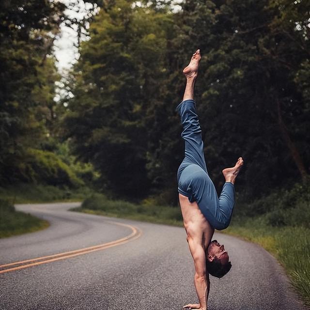 谁说瑜伽裤是小姐姐专属，你见过穿瑜伽裤的小哥哥吗？