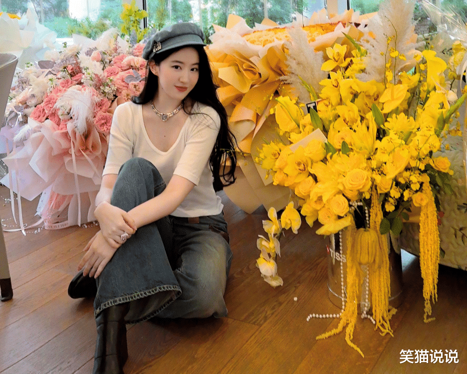 刘亦菲ins晒照:双手合十闭眼许愿,秀出满屋鲜花!