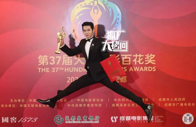 百花奖众生相:有人高兴啃奖杯,有人后台破大防,缺席的她赢麻了