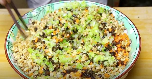 秋天到了多吃这馅饺子,教你调馅方法,鲜嫩营养不油腻,太香了