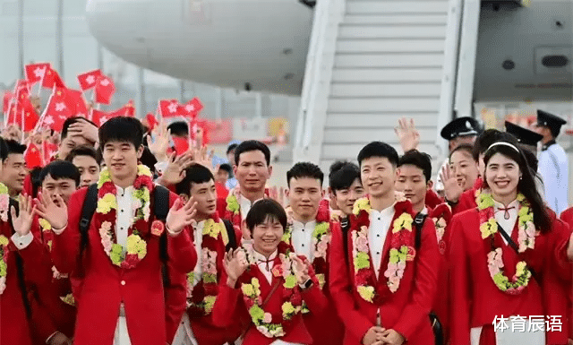 全红婵见到霍启刚开启热聊模式,敬酒用英文开头,孙颖莎出现了双下巴