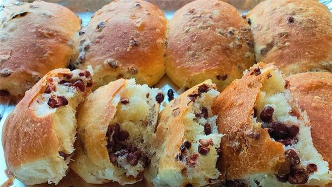 红豆面包，不用揉面，不用揉出膜，放冰箱里一晚，外酥里软又拉丝