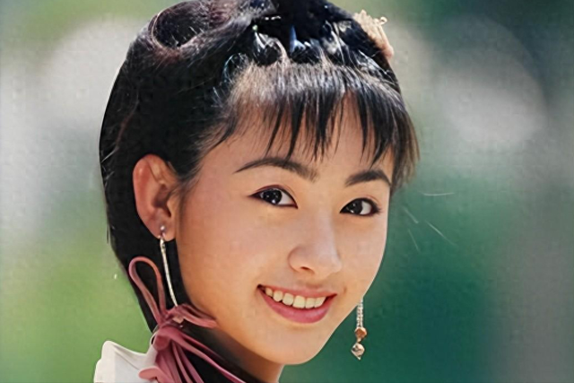 她是回族第一美女,16岁恋张铁林并同居多年,后转头嫁大23岁丈夫