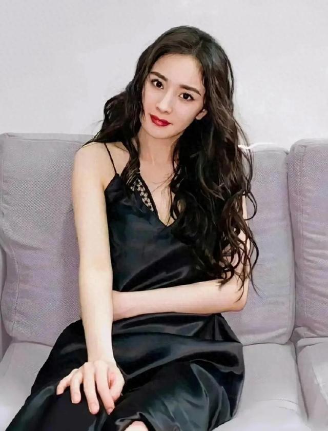 杨幂性感睡袍大片 又纯又欲