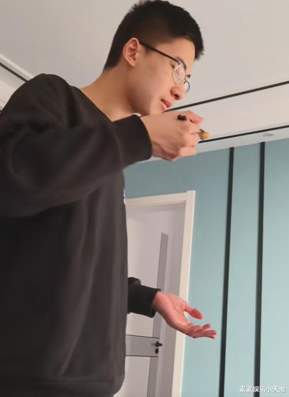 庞众望带女朋友现身,他们日常互动很暖心,他很懂得照顾女友