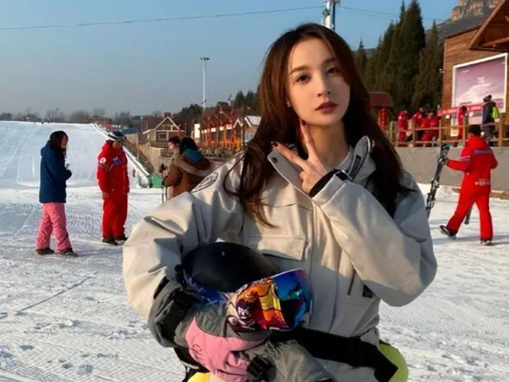 有种“妩媚”叫隆妮带眼镜,一眼万年千娇百媚,简直是媚到骨子里