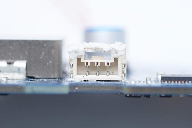 支持65W PD快充和120W小米快充，小米165W自帶線充電寶拆解