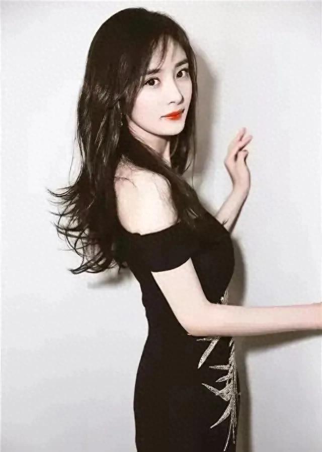 杨幂蜕变之路：从青涩少女到时尚女神的传奇旅程