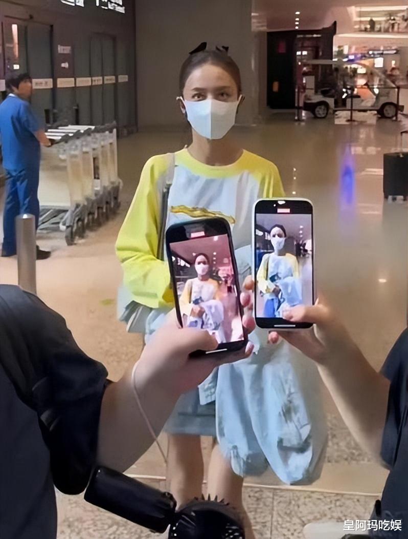 41岁佟丽娅机场被偶遇,本人又黑又瘦,与电视上完全不同