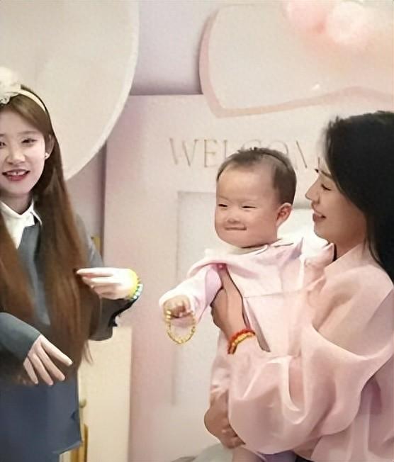 懒懒宣誓主权!网红懒懒成功入住王思聪豪宅,称是对方的开心果