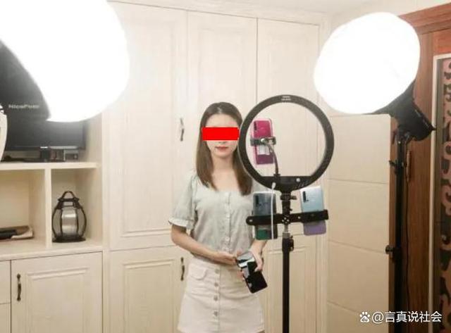 女老师“下课就直播”并公开声称：下班时间，教育局局长也不管