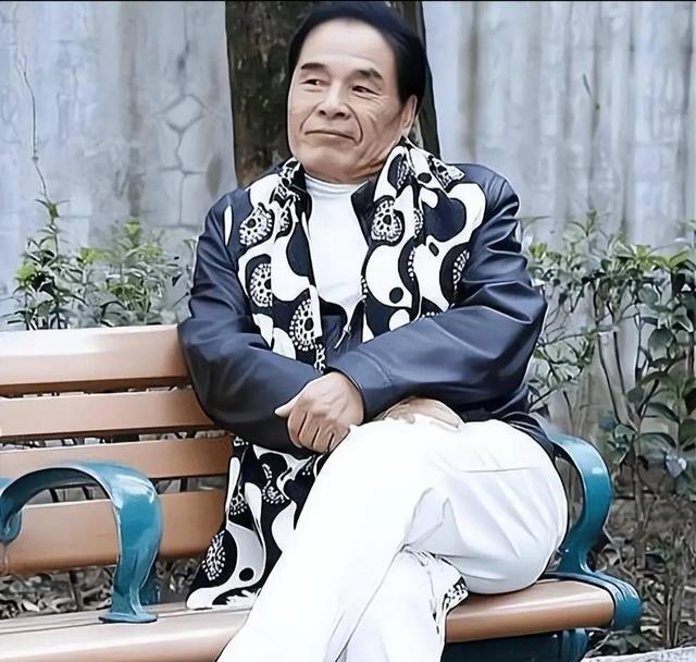 他与6个老婆在一起生活，每月给7万零花钱，70多岁又娶一个美娇妻