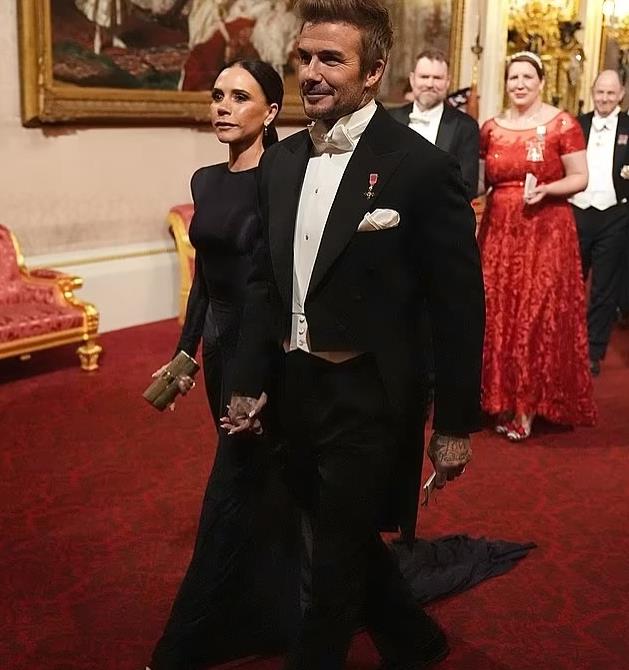 贝克汉姆首次出席英王室国宴！48岁贝嫂穿裹身黑裙，少女身姿尽显