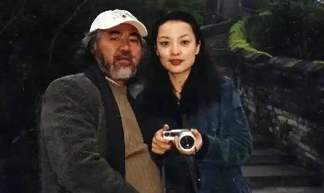 一场满月酒,让张纪中藏了多年的“体面”,被一瓶可乐撕了个粉碎