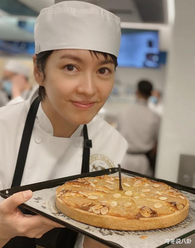 当年觉得邵美琪老气,配不上郑伊健,后来才发现她比梁咏琪还漂亮