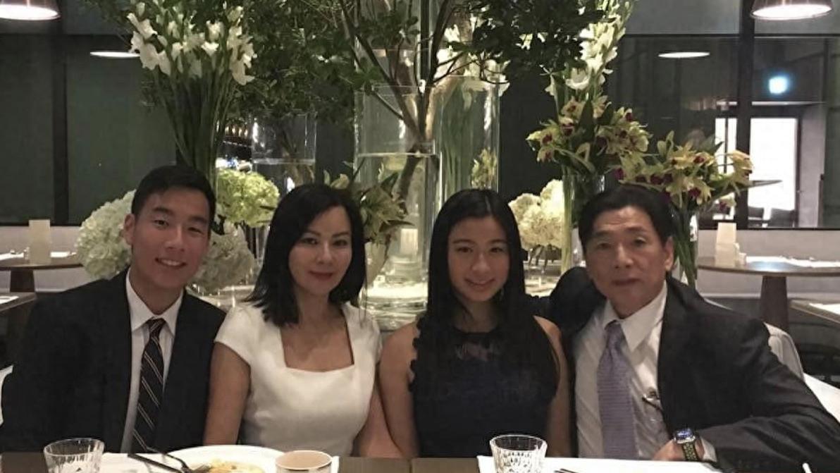 李美凤退圈28年全家福曝光，25岁龙凤胎罕露脸，女儿美貌遗传母亲