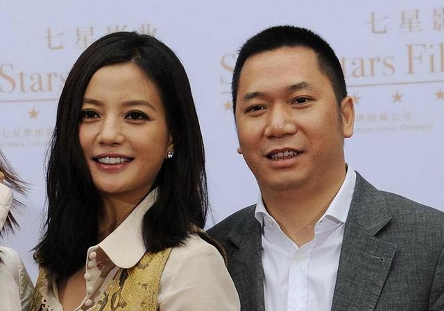 48岁赵薇近况:身形变化像大妈,哥哥离婚了,父亲和公公相继去世