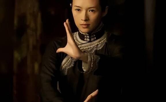 章子怡被嘲“飞机场”?胸口快要沉到肚子了,谁给的勇气抢C位?