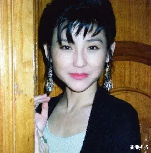 60岁香港「三级歌手」与混血男友复合！大胆撕TVB无惧封杀　曾历两段失败婚姻