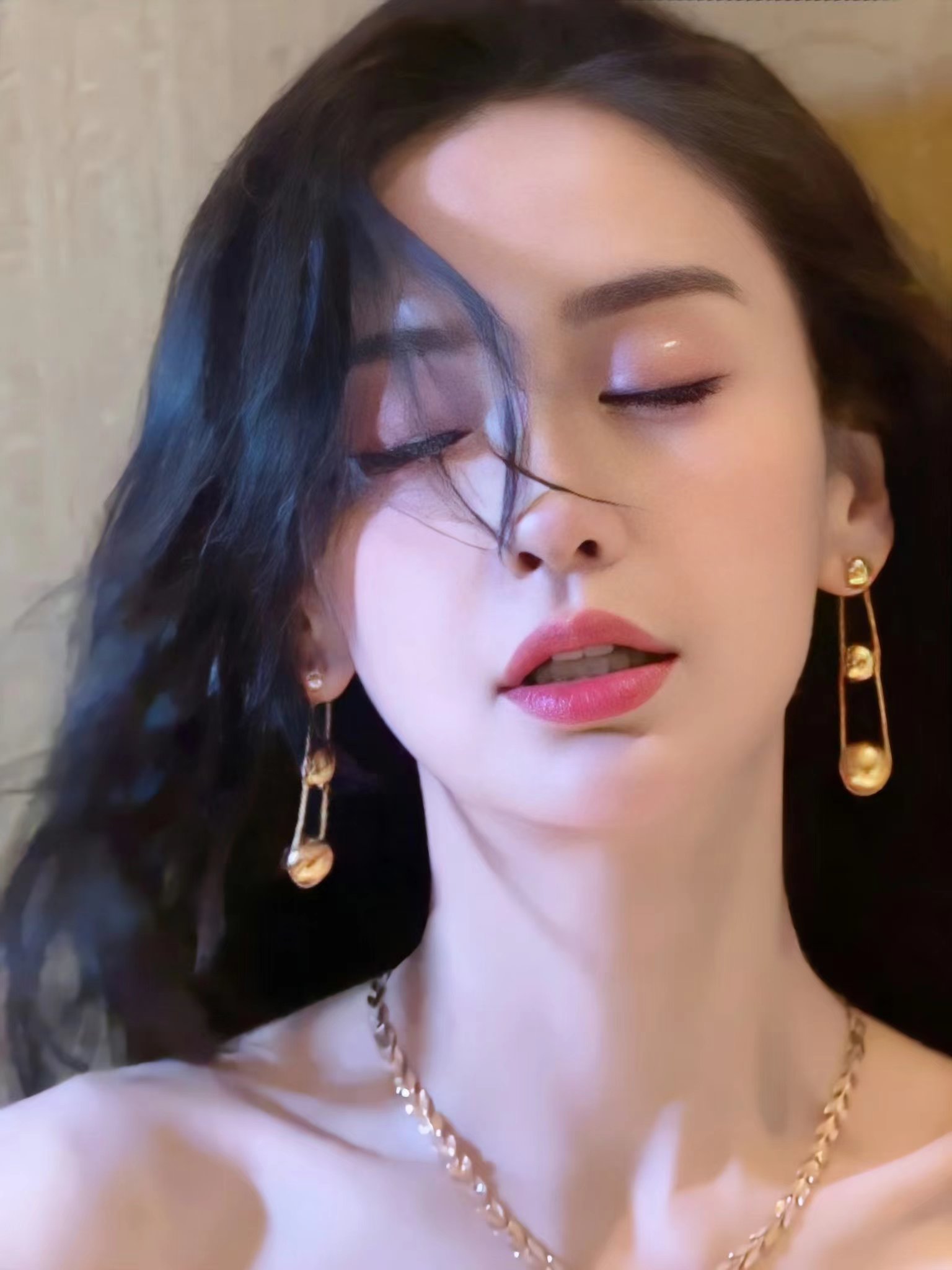 Angelababy粉裙魅影,镂空设计的连衣裙,事业线明显