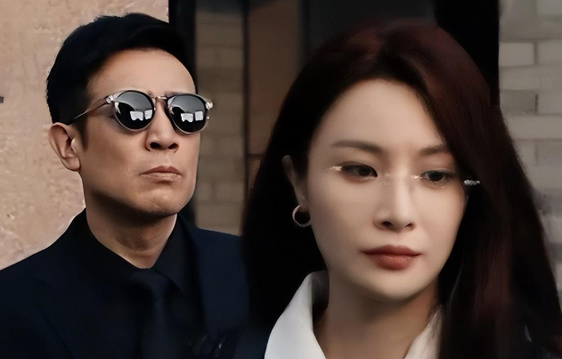 有种“妩媚”叫隆妮带眼镜,一眼万年千娇百媚,简直是媚到骨子里