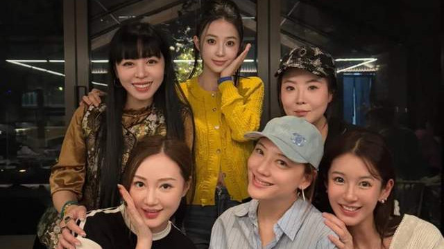 宣云晒聚会照，应采儿张子萱现身，俩人相差一岁气质却不像同龄人