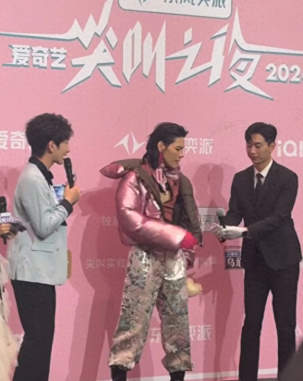 向佐郭碧婷同台穿女装，夫妻秒变闺蜜！网友：咋看起来向佐更妩媚