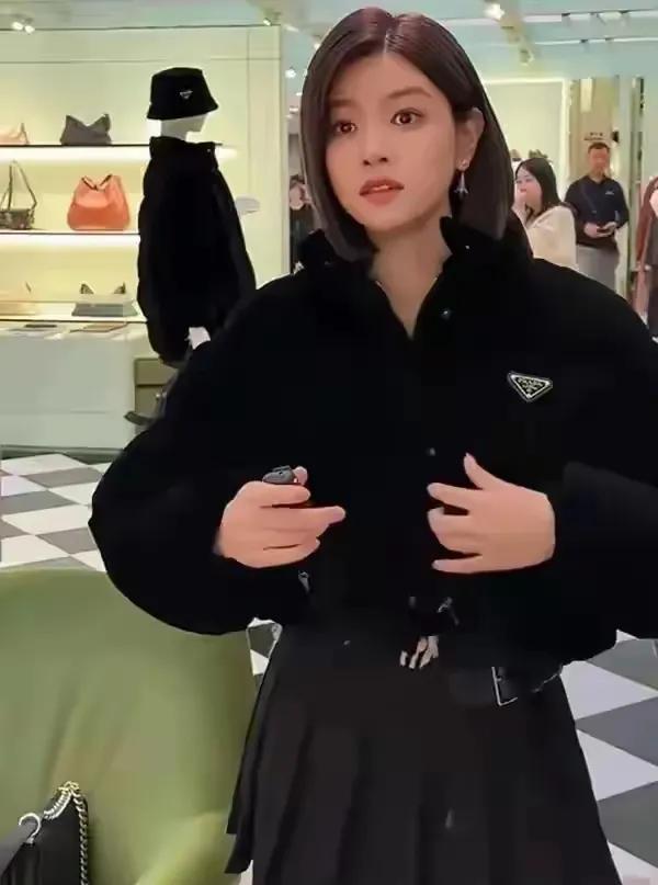 陈妍希离婚后逛街,超短裙秀活力,单身生活愈发精彩