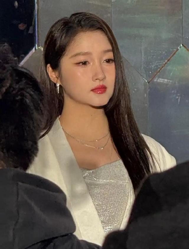 27岁关晓彤被爆分手后首亮相,穿大码西装很富态