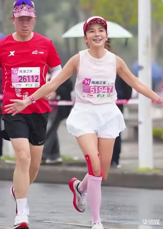 51岁朱迅花4小时爬武当山,累得手脚并用,素颜黑又瘦让人认不出