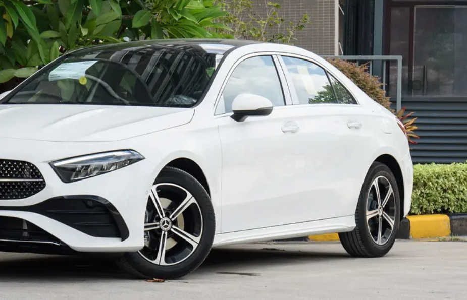 奔驰狠心降11万，新车才卖15万！带“T”动力却卖不动