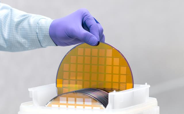 中美芯片大决战，全球科技巨头纷纷站队，“脱钩游戏”能撑多久？